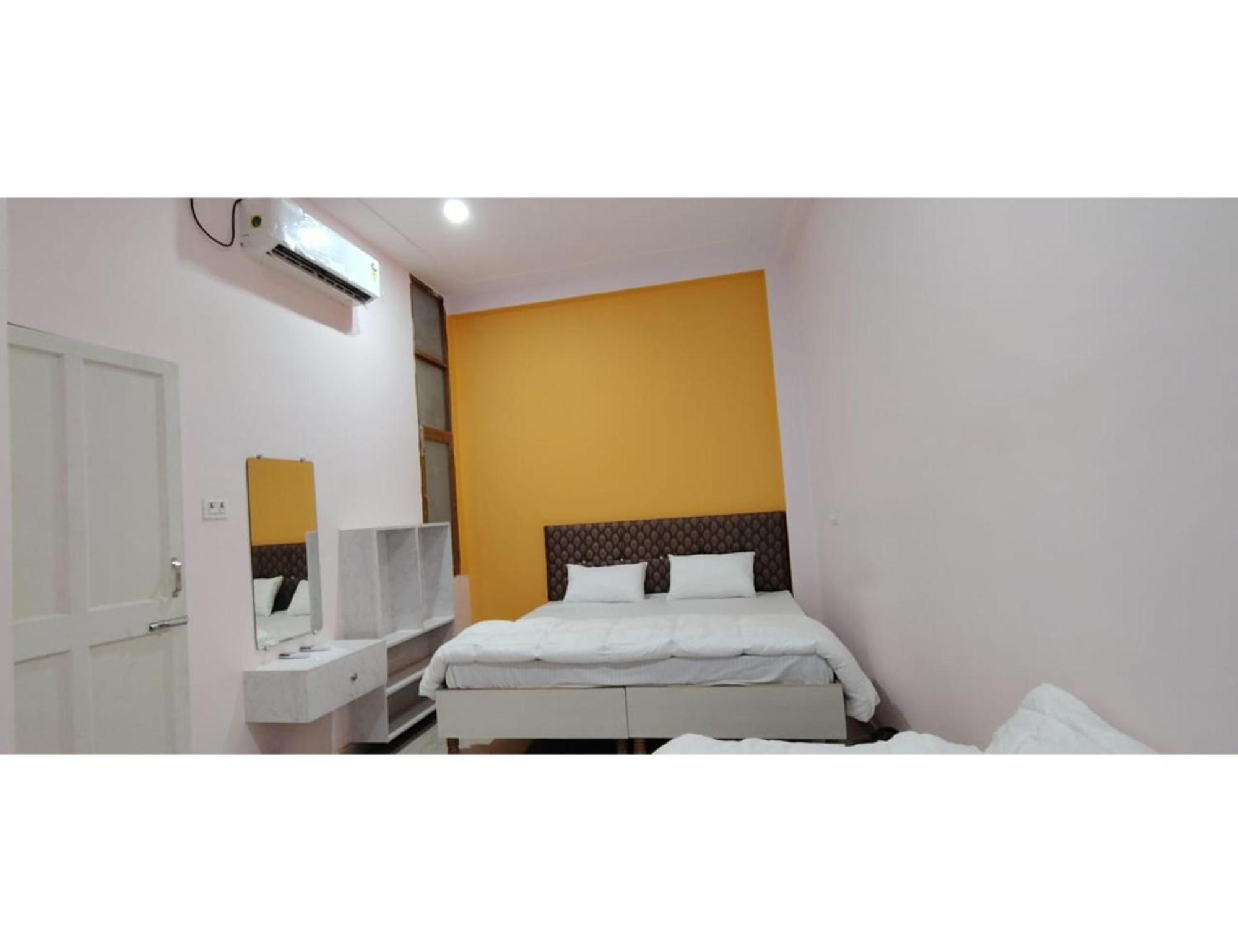 Shree Puram Hotel Варанаси Екстериор снимка